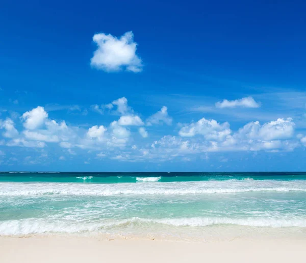 Playa hermosa de arena blanca. Mar tropical con azules nublados —  Fotos de Stock