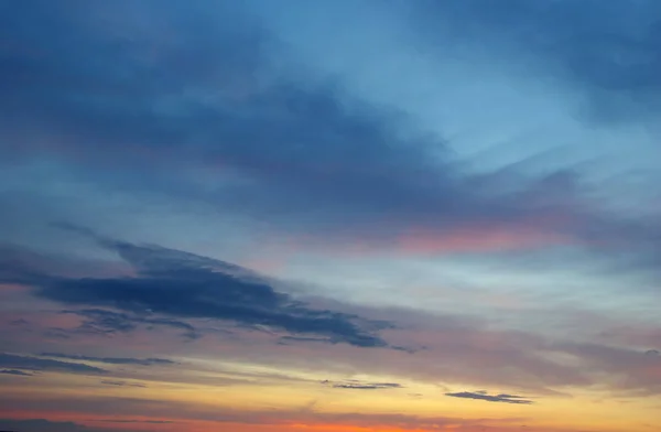 Закат с лучами солнца, небо с облаками и солнцем — стоковое фото