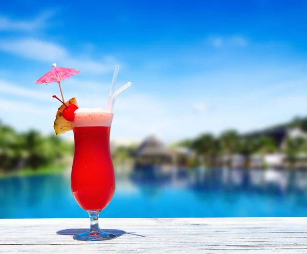Cocktail with blur beach on background — Stock Photo, Image