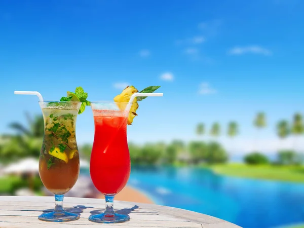 Cocktail mit verschwommenem Strand auf Hintergrund — Stockfoto
