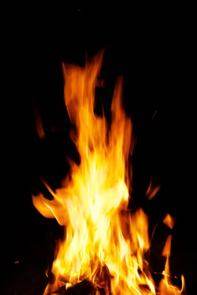 Un beau feu dans une cheminée — Photo