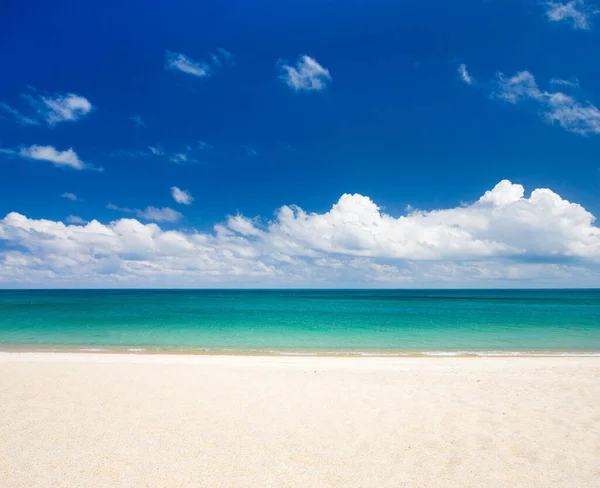 Tropický ostrov Maledivy s bílou písečnou pláží a mořem — Stock fotografie