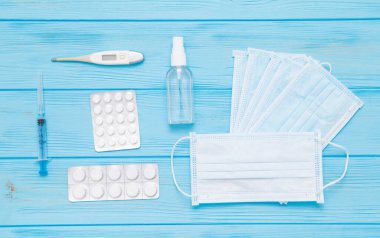 Tıbbi maske. Koronavirüs tüpü testi ile koruyucu maskeler. Sağlık ve tıbbi konsept. Coronavirus veya COVID-19 koruma kavramı.