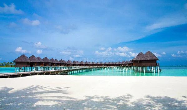 Hermosa Isla Tropical Maldivas Con Playa Mar Con Bungalows Agua — Foto de Stock