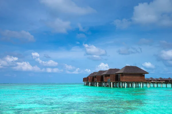 Hermosa Isla Tropical Maldivas Con Playa Mar Con Bungalows Agua — Foto de Stock