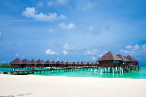 Hermosa Isla Tropical Maldivas Con Playa Mar Con Bungalows Agua — Foto de Stock
