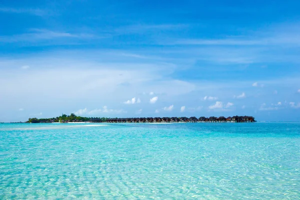 Linda Ilha Das Maldivas Tropicais Com Praia Mar Com Bangalôs — Fotografia de Stock