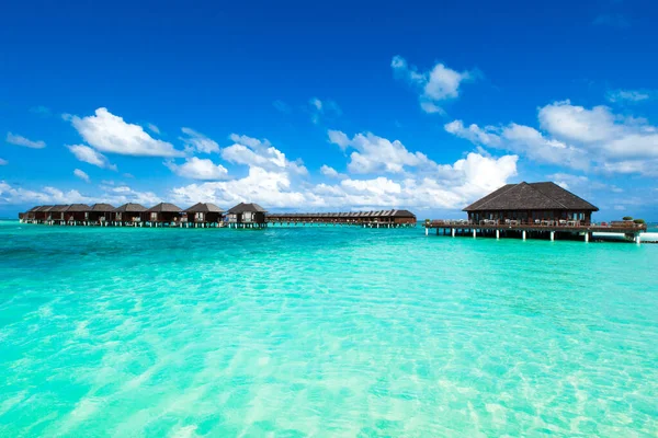 Strand Mit Weißem Sand Türkisfarbenem Meerwasser Und Blauem Himmel Mit — Stockfoto
