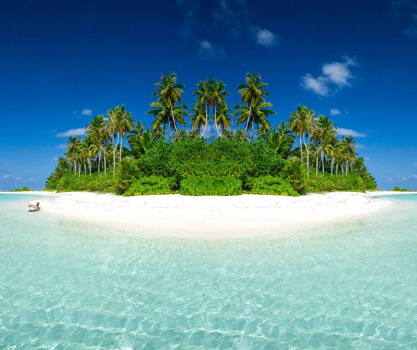 Vacker Strand Med Sand Turkosa Hav Gröna Palmer Och Blå — Stockfoto