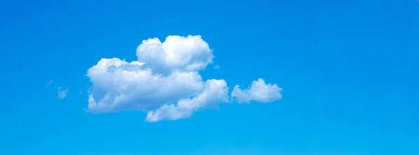 小さな雲と青空の背景 — ストック写真