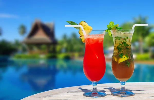 Cocktail Mit Verschwommenem Strand Auf Hintergrund — Stockfoto