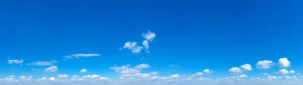 Tło Blue Sky Malutkimi Chmurami Tło Panoramy — Zdjęcie stockowe