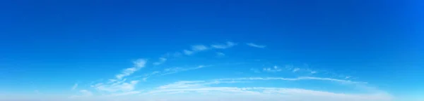 Blue Sky Baggrund Med Bittesmå Skyer Panorama Baggrund - Stock-foto