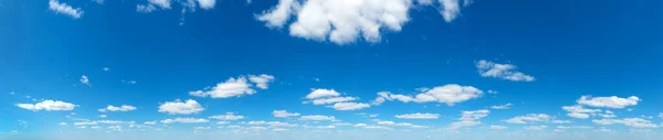 Fondo Blue Sky Con Pequeñas Nubes Fondo Panorámico — Foto de Stock