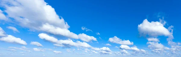 Panoramatický Nadýchaný Mrak Modré Obloze Obloha Mrakem Slunečného Dne — Stock fotografie