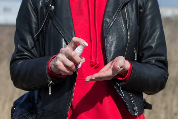 Covid Mãos Mulher Usando Gel Higienizador Mão Lavagem Mãos Mulher — Fotografia de Stock