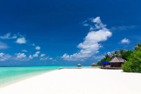 Prachtig Strand Met Zand Turquoise Oceaan Groene Palmbomen Blauwe Lucht — Stockfoto