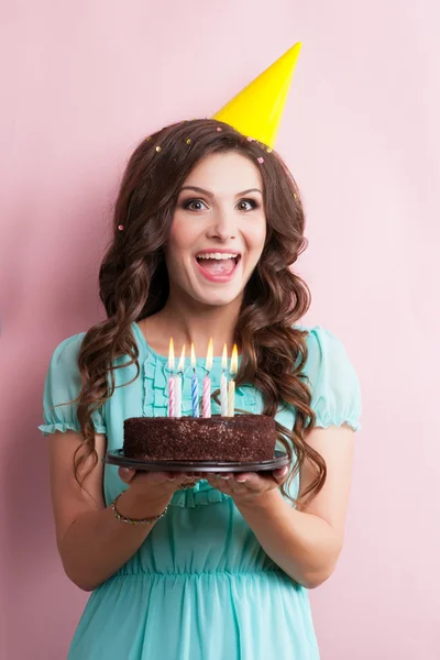 Menina adolescente atraente comemorando seu aniversário com bolo — Fotografia de Stock