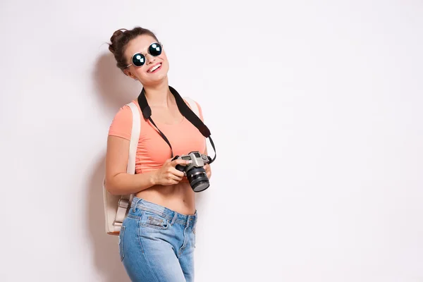 Szczęśliwy, że kobieta młody hipster w okularach trzyma zdjęcie retro camera Obrazy Stockowe bez tantiem