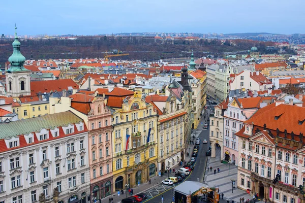Se ovenfra på det tradisjonelle julemarkedet på Gamlebyplassen opplyst og dekorert for helligdager i Praha - hovedstad i Tsjekkia – stockfoto