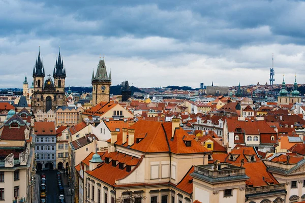 Vista de cima no mercado de Natal tradicional na Praça da Cidade Velha iluminado e decorado para férias em Praga - capital da República Checa — Fotografia de Stock