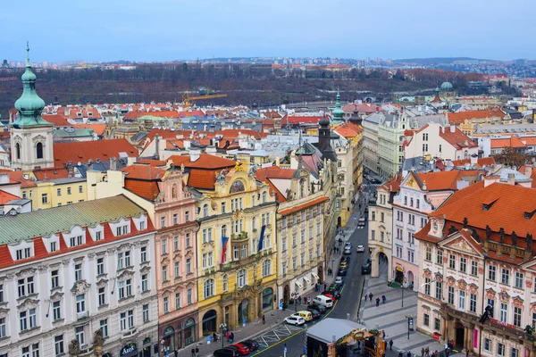 Vista dall'alto sul tradizionale mercatino di Natale in Piazza della Città Vecchia illuminato e decorato per le vacanze a Praga - capitale della Repubblica Ceca Foto Stock