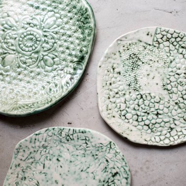 Farklı antika vintage çok renkli boş tabak ve kase beyaz eski ahşap bir masa üzerinde. Tablo ayarı. Eski püskü şık retro tarzı. Rustik mutfak. Kaplamalar kümesi. Tonlu görüntü