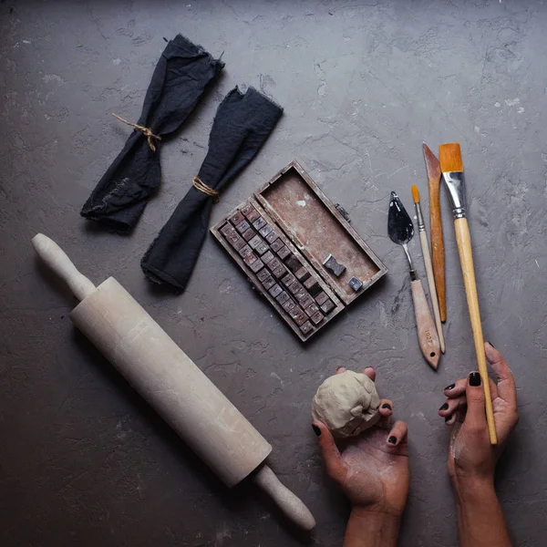 Mani che lavorano su ceramica ruota, stile retrò tonica — Foto Stock