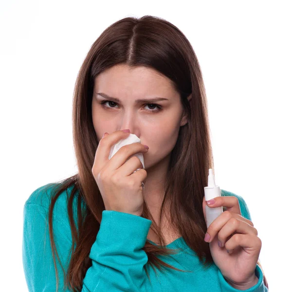 生病的 Woman.Flu.Woman 得了感冒。打喷嚏到组织中。头痛。病毒药品 — 图库照片