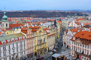 Yukarıdan görünüm üzerinde geleneksel Noel Pazar aydınlatılmış ve tatil için Prag - Çek Cumhuriyeti başkenti dekore edilmiş eski şehir Meydanı,