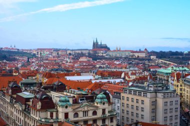 Yukarıdan görünüm üzerinde geleneksel Noel Pazar aydınlatılmış ve tatil için Prag - Çek Cumhuriyeti başkenti dekore edilmiş eski şehir Meydanı,