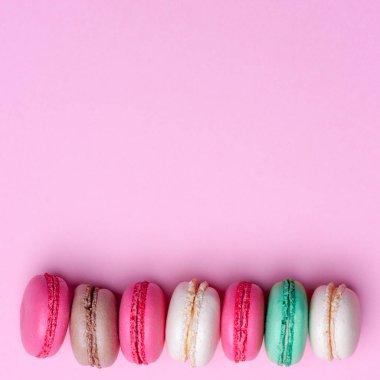 Turkuaz arka planda pasta ya da badem kurabiyeleri, pastel renkler, eski kartlar, üst görünüm.