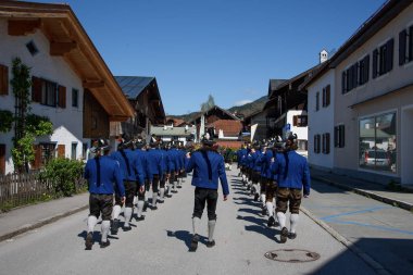 Oberammergau, Almanya - 05 Mayıs 2015: Sokakta Oberammergau, Garmisch-Partenkirchen Nato Okulu için ünlü bir yerleşim yeri. Festivali