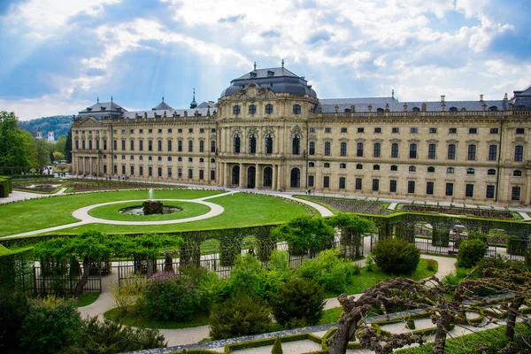 ВУРЦБУРГ, ГЕРМАНИЯ - 1 мая 2016 года в Вюрцбургской резиденции в Вюрцбурге, Германия. Резиденция Вурцбург была включена в список Всемирного наследия ЮНЕСКО в 1981 году . — стоковое фото