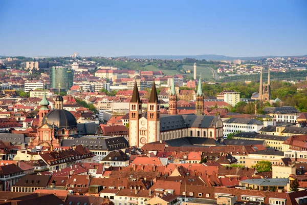 Historische stadt Würzburg mit brücke alte mainbrücke, deutschland. — Stockfoto
