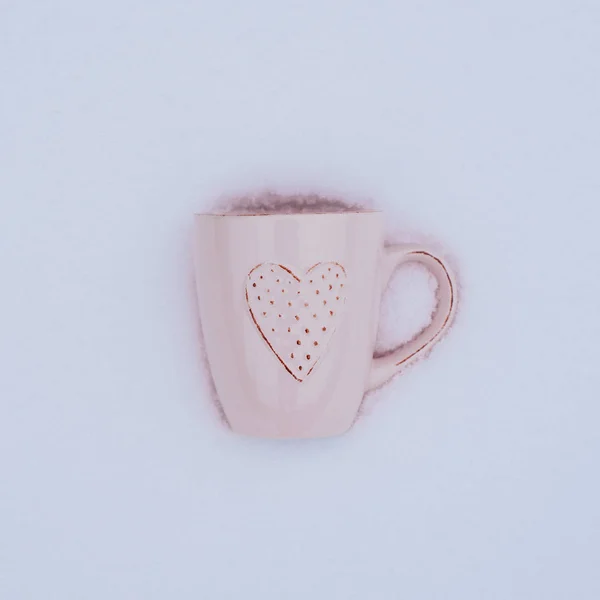 心と自然にカップでバレンタインデーのコンセプト — ストック写真