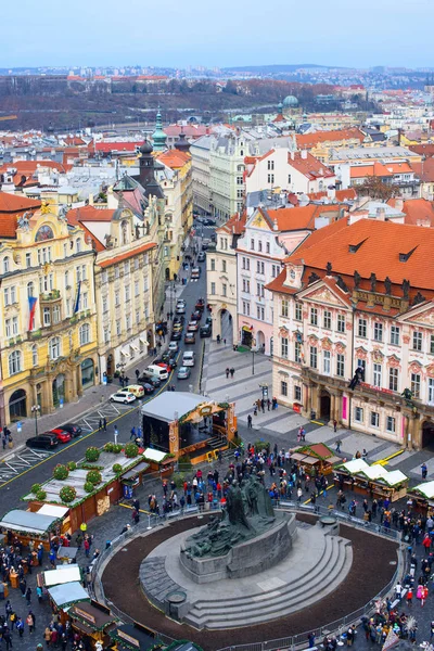 Látkép fentről a hagyományos karácsonyi piacon, az Óváros téren világít, és díszített vonatkozó nyaralás Prága - Cseh Köztársaság fővárosa — Stock Fotó