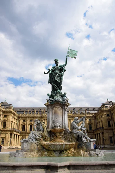 WURZBURG, ALEMANIA - 01 DE MAYO: Fuente Frankonia en la Residencia Wurzburg en Wurzburg, Alemania el 01 de mayo. 2016. La Residencia Wurzburg fue inscrita en la Lista del Patrimonio Mundial de la UNESCO en 1981 . Imagen De Stock