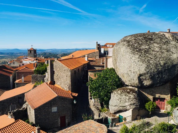 Vista al pueblo de Monsanto con el campanario. Portugal, Europa —  Fotos de Stock