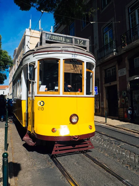 Vintage tram in het centrum van Lissabon Lissabon, Portugal in een Stockafbeelding