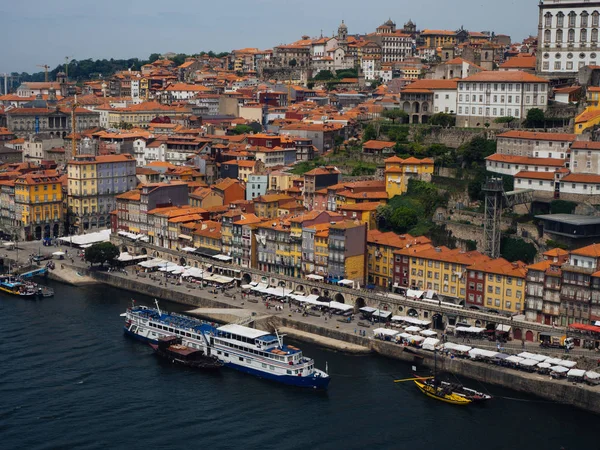 Portugalsko. město Porto. pohled na nábřeží řeky douro Royalty Free Stock Fotografie