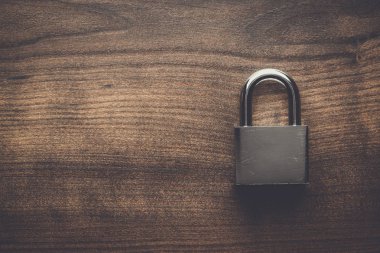 onay-kilit kahverengi ahşap masa