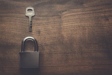 onay-kilit ve anahtar kahverengi ahşap masa üstünde