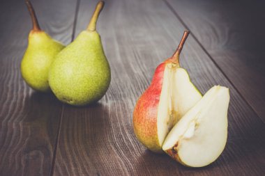 Tahta masada taze armutlar.