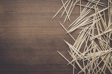 Tablo arka plan üzerinde ahşap kürdan