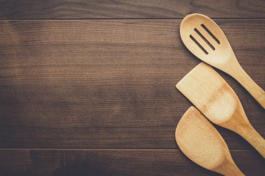 Masanın üzerinde tahta kaşıklar