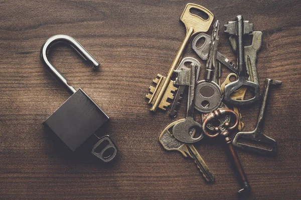 Check-lock aperto e diverse chiavi concetto — Foto Stock