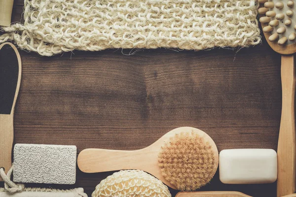 Quelques accessoires de bain sur fond de bois brun — Photo