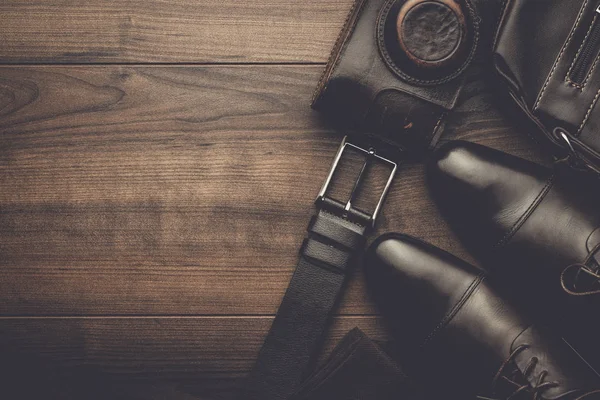 Zapatos marrones, cinturón, calcetines y cámara de película — Foto de Stock