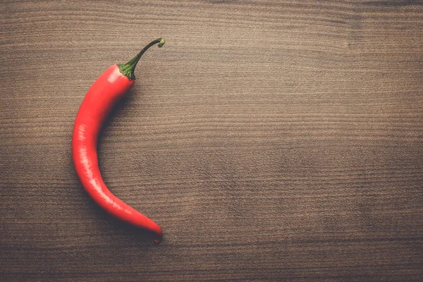 Red hot chilli papričkou na dřevěný stůl — Stock fotografie
